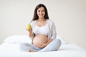 Яблука при вагітності: протипоказання та корисні властивості фото