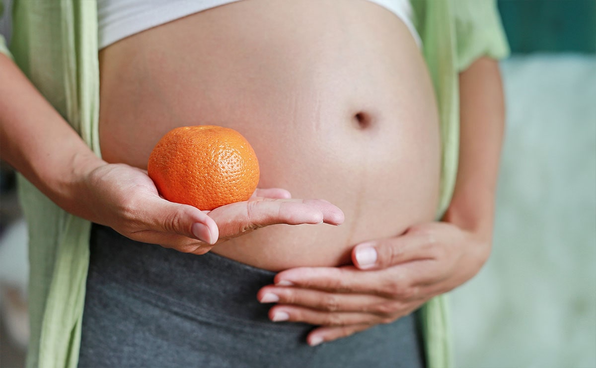 Мандарины при беременности. Ребенок в животе с фруктами. Апельсин при беременности куклы.