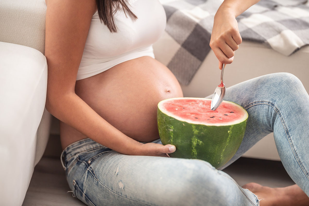 Ученые: Переедание при беременности опасно для будущего малыша